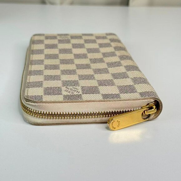 Louis Vuitton Damier Azur Zippy Wallet with Classic Checkerboard Design - Picture 4 of 8
